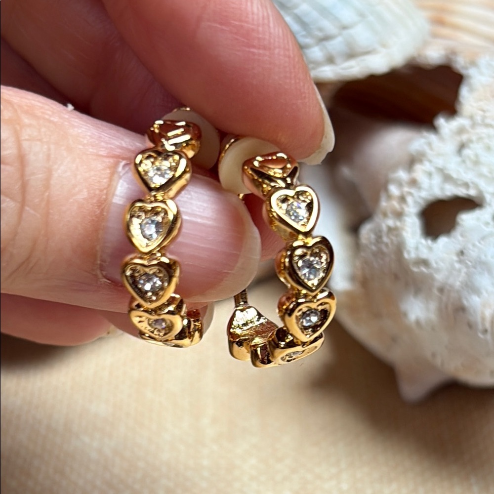 Vintage Avon 1995 Gold Plated Heart Rhinestone Clip Earrings NIB
